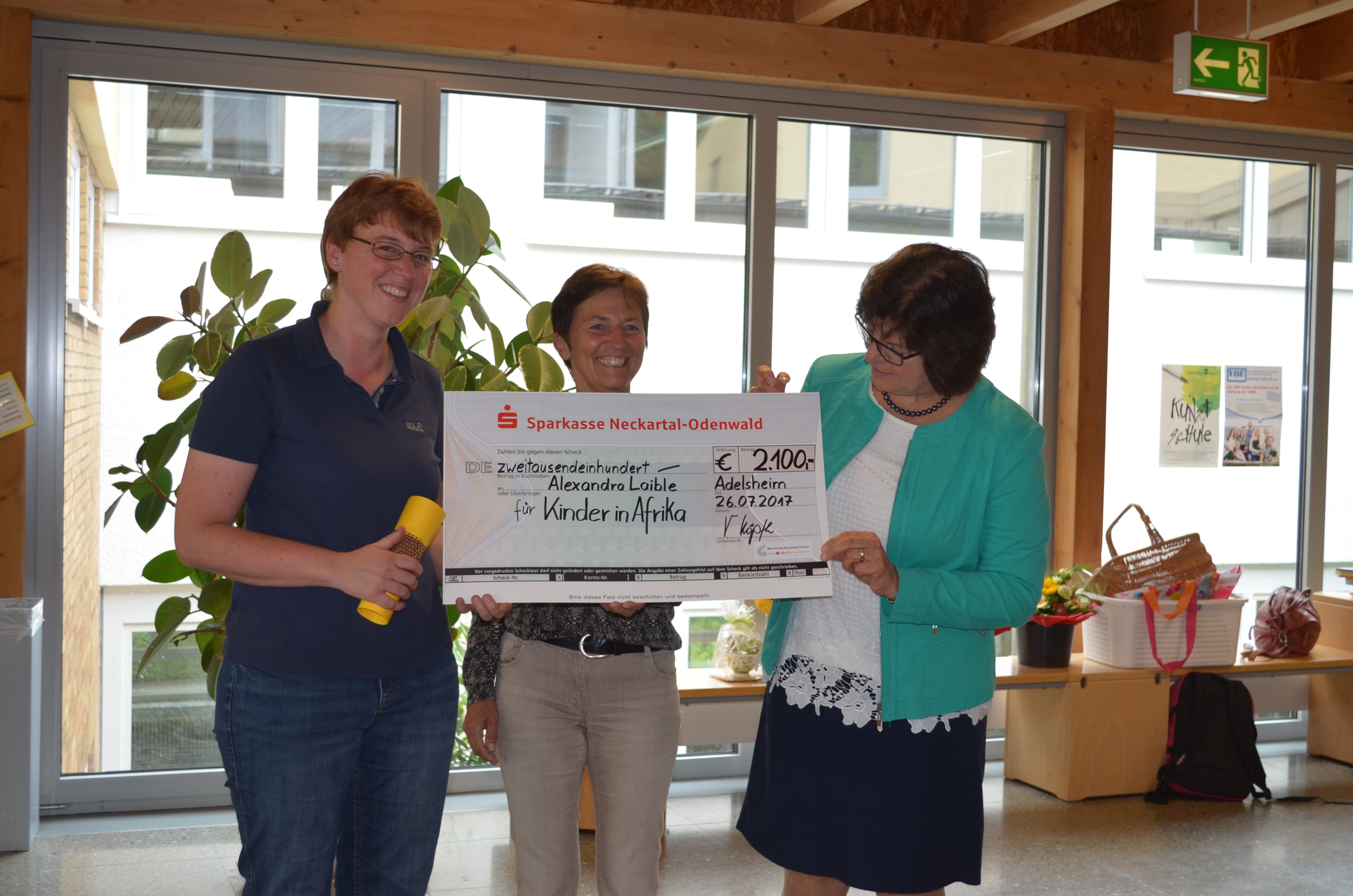 Donation of 2100 € for kids in Africa.
A. Laible, M. Huth, V. Köpfle